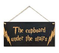 CARISPIBET The Cabinet Under The Stairs | Targa decorativa divertente per la casa con scritta in lingua inglese "Funny Signs Fantasy 15,2 cm x 30 cm