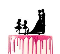 CARISPIBET torta nuziale topper sposo baci sposa sulla fronte due figlie stanno ballando e c'è un gatto domestico