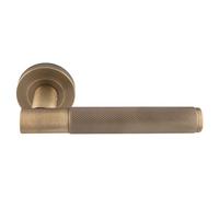 Carlisle Brass Lagos Ulitmate - Confezione da porta con coppia di maniglie, 3 cerniere e un chiavistello da 7,6 cm in ottone anticato