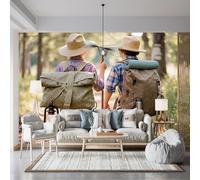 Carta da parati di dimensioni personalizzate, due bambini che camminano in una zona boscosa con zaini, bastoni da passeggio, scena di avventura soleggiata, tessuto autoadesivo (senza PVC), carta da