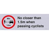 Cartello con scritta "No closer than 1,5 m when passing cyclists", 600 x 200 mm, L62