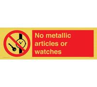 Cartello con scritta "No metallic articles or watchs", 600 x 200 mm, L62