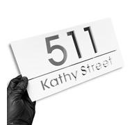 Cartello da esterno personalizzato: numero civico vuoto 3D in acrilico bianco e argento con nome stradale, ideale come regalo di trasloco.