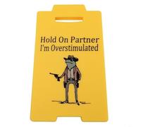 Cartello da scrivania a tema Frog Cowboy Hold On I'm Overstimulated for Expressing Workplace Overstimulation in uffici, cubicoli e spazi di lavoro remoti (L)