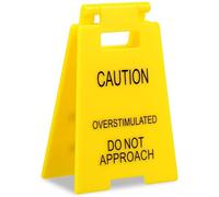 Cartello da scrivania con scritta in lingua inglese "Caution Overstimulated Overstimulated Do Not Approach Caution", Cartello di Avvertimento da Scrivania, Avvertimento Regalo Umoristico