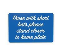 Cartello di avvertimento con scritta in lingua inglese "Those With Short Bats Please Stand Closer To Home", cartello di sicurezza in metallo per casa, lavoro, esterno, interno, strada, parete