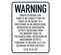 Cartello di sicurezza in metallo con scritta in inglese "Warning Under Colorado Law There Is No Liability For The Death Or Injury To A Participant In An Agricultural Sign", cartello di sicurezza in