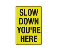Cartello in alluminio riflettente con scritta "Slow Down You'Re Here", 30,5 x 20,3 cm, resistente ai raggi UV, impermeabile, resistente alle intemperie e allo sbiadimento, con 4 fori preforati