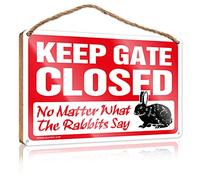 Cartello in legno con scritta in inglese "Little Man Cave Keep Gate Closed No Matter What The Rabbits Say Cartello in legno invernale per porta (20 x 30 cm)