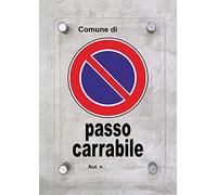 CARTELLO IN PLEXIGLASS SEGNALETICO - PASSO CARRABILE con comune e n° autorizzazione personalizzabile - Con Distanziali in acciaio inox e Stampa U.V. (21x30 cm)