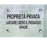 CARTELLO IN PLEXIGLASS SEGNALETICO - PROPRIETA' PRIVATA lasciare libero il passaggio SCRITTA - Con Distanziali in acciaio inox e Stampa U.V. (15X21 cm)