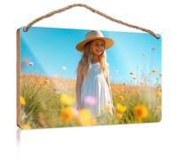 Cartello per porta in legno con una ragazza in abito bianco e cappello di paglia in piedi in mezzo al bosco, divertente cartello decorativo da parete per la decorazione della casa (23 x 35 cm)
