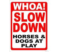 Cartello stradale di avvertimento Whoa Slow Down Horses & Dogs At Play. Stalle di cavalli e pascoli in metallo, decorazione artistica da parete, segnale di avvertimento di sicurezza per esterni e