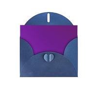 Cartolina orizzontale viola scuro di colore solido con la busta a forma di cuore blu e scrive vari saluti di festa