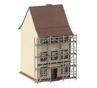 Casa della città vecchia con impalcatura