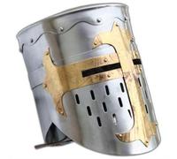 Casco da cavaliere templare con armatura medievale