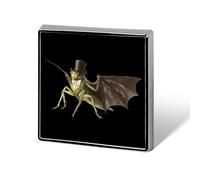 Cavalletta che indossa un cilindro e una cravatta, spille quadrate alla moda per uomini e donne, spille in metallo divertenti, distintivi per giacca, borsa e cappello