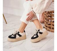 Cesti à plateforme épaisse stile rétro con empiècements contrasti Stile affermativo con cestini à platform épaisse au look rétro revisité. Leur semelle surélevée assicura un disagio ottimale per tutta