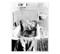 Charlie Chaplin in the bathtub, 1922 Poster 30 x 40 cm Nero e Bianco Quadri Decorazione per pareti