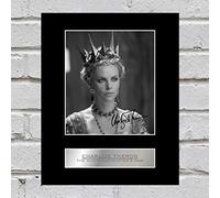 Charlize Theron - Espositore per foto con scritta "The Huntsman"