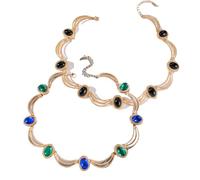 Che fonde il fascino storico con l'eleganza moderna. Ispirata all'opulenza delle corti medievali, questa collana presenta una serie di ovali geometrici dai toni dorati adornati con gemme vibranti