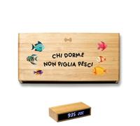 ''Chi dorme, non piglia pesci'' Sveglia Digitale in Bambù con Orologio da Tavolo, Display LCD Led Personalizzata con Nome Foto con caricatore wireless Idea Regalo Natale Compleanno da Comodino