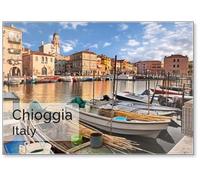 Chioggia, Venezia, Italia: via d'acqua nella città vecchia con barche da pesca, magnete frigorifero