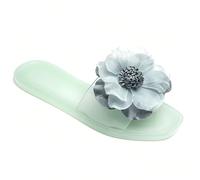 Ciabatte estive con suola piatta e decorazione floreale È un tocco di freschezza e romanticismo, è la cosa più bella del mondo. È tutta una questione di fiori e di eleganza. È un sollievo quando si tr