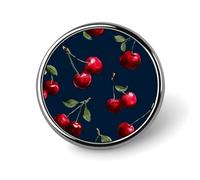 Ciliegie rosse con gambi e foglie verdi su sfondo blu scuro, spilla rotonda per uomo e donna, accessorio alla moda per colletto, giacca, zaino.
