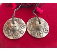 Cimbali buddisti tibetani, con cordoncino in pelle, di 6,2 cm di diametro, decorati con gli 8 simboli della felicità buddisti (Astamangala) Forniti in una borsa di cotone con chiusura a cordoncino (colore e fantasia possono variare).