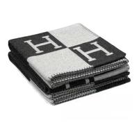 CIOIUGPIUK Una coperta a scialle morbida, calda e portatile con una consistenza morbida, perfetta come coperta decorativa for divani e adatta for il relax domestico e l'uso quotidiano.(Black)