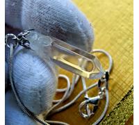 Ciondolo a punta di quarzo molto cristallina con catena bagno in argento