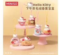 Ciondolo profumato in peluche Hello Kitty Afternoon Tea Sanrio Authentic, con dettagli di dolci raffinati, combinazione di materiale in peluche di alta qualità e aroma, un'adorabile fragranza portatil