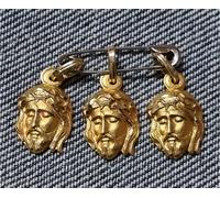 Ciondolo TESTA DI CRISTO. Oro giallo 18 carati. Peso 0,80 gr. 14 x 9 mm.