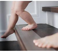 cocofy Strisce Antiscivolo per Scale | Nastro Antiscivolo Trasparente Pretagliato, 18 Strisce Antiscivolo XXL (75x12 cm) | Adesivi Antiscivolo Delicati, per Interni - con Rullo [Prodotto 2021]