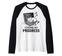 Codifica in corso: programmatore rilassato con un gatto che sonnecchia Maglia con Maniche Raglan