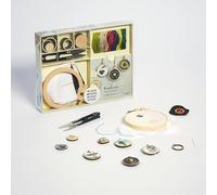 Coffret L'atelier miniature les broderies bijoux: Le livre Les broderies miniatures avec 1 tambour, 10 mini-supports à bijoux, 3 pièces de toile ... de fil à broder et 1 paire de ciseaux
