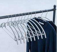 Colgador Cocomaya de 43 cm de plata sin golpes con revestimiento de goma antideslizante, colgador de suéter, colgador de traje con barra para pantalones, paquete de 10