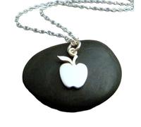 Collana a forma di mela in argento sterling 925. Piccolo regalo per insegnanti. Ciondolo a forma di frutta. Gioiello semplice, delicato, piccolo ciondolo. Regalo per lei | Con catena da 18 pollici