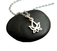 Collana con bocciolo di loto in argento sterling 925. Collana con fiore. Ciondolo. Gioielli zen per yoga. Ciondolo semplice e delicato per tutti i giorni. Delicato | con catena da 18 pollici |