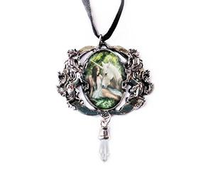 Collana con ciondolo a forma di cammeo ovale in stile cabochon con doppio unicorno e luna mezzaluna, con contagocce di cristallo fatto a mano in stile pugnale, con nastro - opera d'arte di Anne Stokes