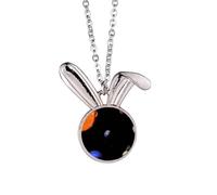Collana con ciondolo a forma di coniglio con pianeta rosso e blu scuro e cielo notturno