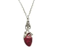 Collana con ciondolo a forma di cuore insanguinato per esprimere la passione
