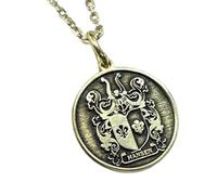 Collana con ciondolo a forma rotonda con stemma in rilievo, realizzata in argento sterling 925 con placcatura in oro e catena a maglia fine da 45 cm (18"). Ciondolo unisex fatto a mano |LK_EMBO_00295