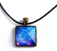 Collana con Ciondolo a Piramide Charm in Lega Luminosa Pietra di Cristallo Verde Fluorescente Glow in The Dark Regalo per Ragazze Blu e Bianco Attractive