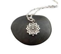 Collana con mandala a forma di fiore in argento sterling 925, piccolo ciondolo a forma di petalo di fiore di loto, ciondolo universo zen, gioiello boho, regalo spirituale | con catena da 18 pollici