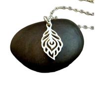 Collana con piccola piuma di pavone in argento sterling 925. Pendente grazioso. Semplice e delicato. Gioiello bohémien per tutti i giorni. Regalo | Con catena da 18 pollici | Placcato argento |