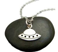 Collana in argento sterling 925 a forma di astronave. Piccolo ciondolo spaziale. Gioielli geek per la scienza aliena. Regalo originale e divertente. Ciondolo kitsch a forma di stella con ufo | con