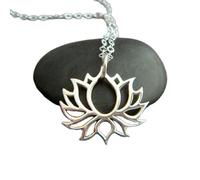 Collana in argento sterling 925 con fiore di loto simmetrico. Piccolo ciondolo floreale. Gioielli yoga yogi. Delicato e grazioso ciondolo zen boho | con catena da 18 pollici | placcato argento |