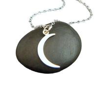 Collana in argento sterling 925 con piccola luna crescente. Ciondolo a forma di luna argentata. Delicato ciondolo con astrologia celeste. Semplice gioiello per tutti i giorni | con catena da 18